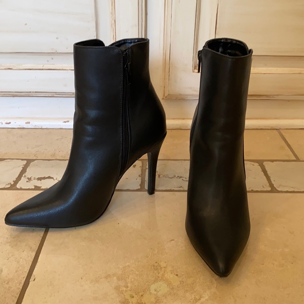 Like New Essex Glam black stiletto bootie- mint condition same-day shipping